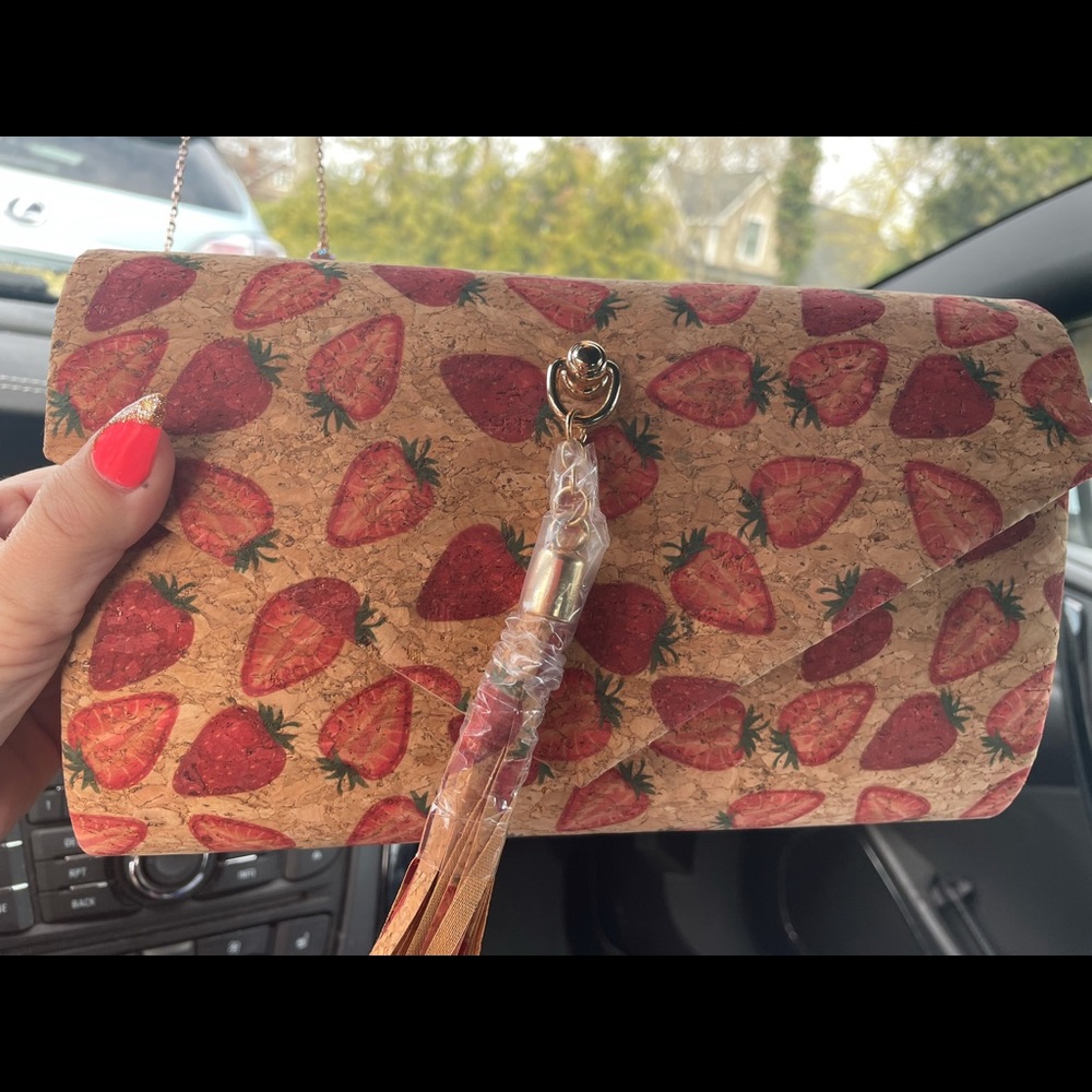 Alesia cork strawberry clutch